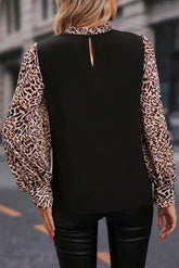 Elegante blusa negra con mangas farol y estampado de leopardo
